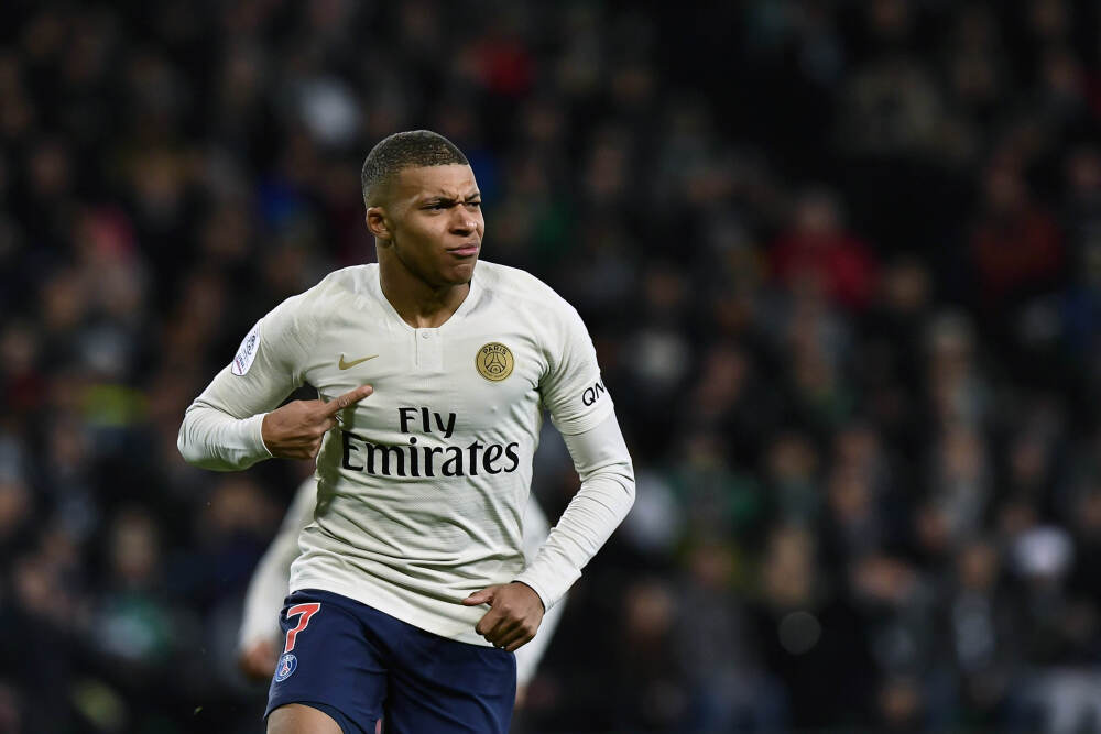 影响力！库里与安德玛解约后 最先选择穿着的就是纪念GIGI的鞋款